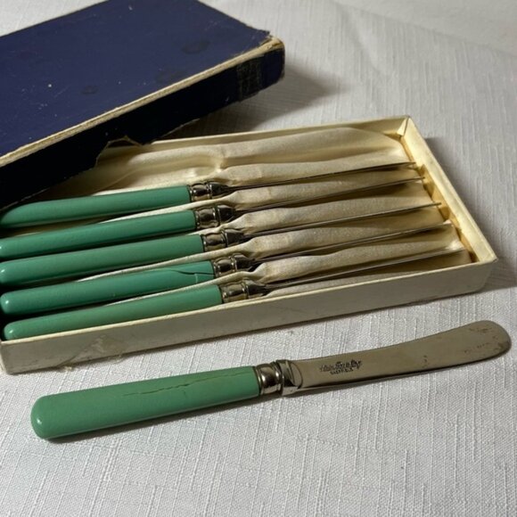 Vintage Sheffield boxed 6 silver-plated tea knives turquoise Bakelite handles - Picture 2 of 6
